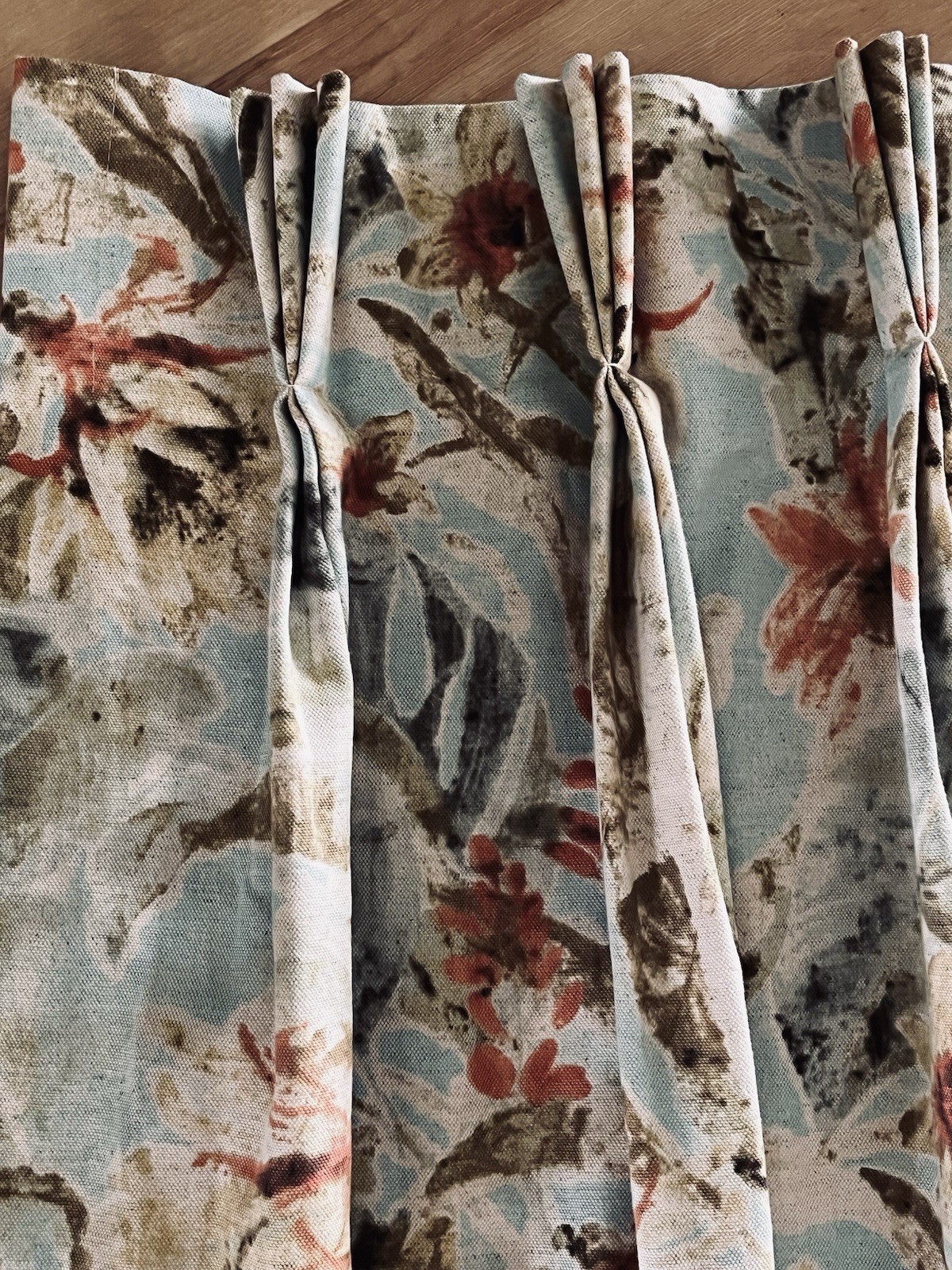 2 Panels Tommy Bahama Coastal Kamari Pinch Pleated Drapes 33 x 103” w 2 Pillows