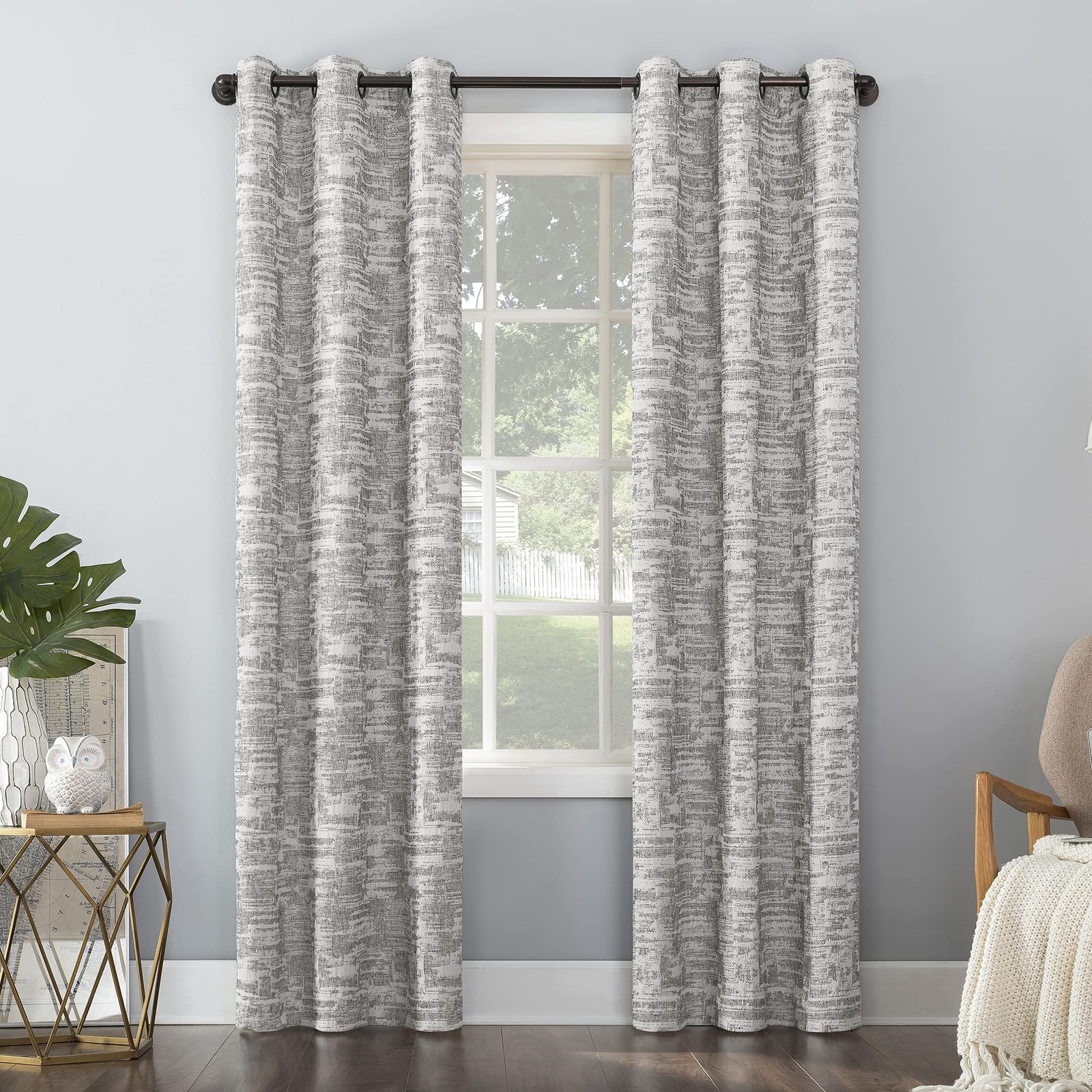 Sun Zero Parrish Distressed Grid Thermal 40″W x 96″L (Pack of 1), Grey