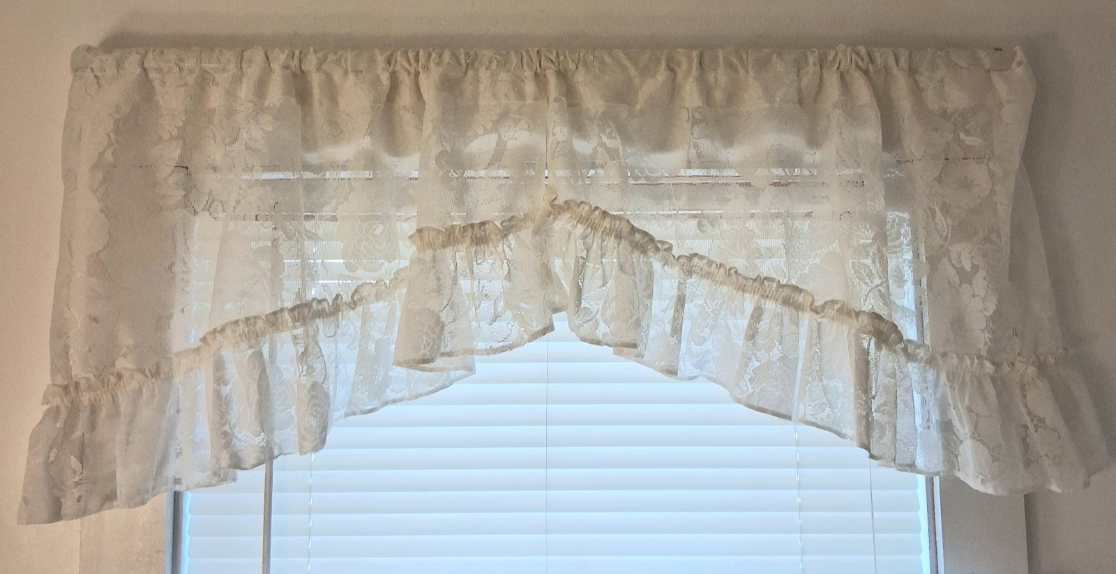 ROSE LACE SCALLOPED 2PC SWAG VALANCE SET Off White EUC 33 x 19 each Side
