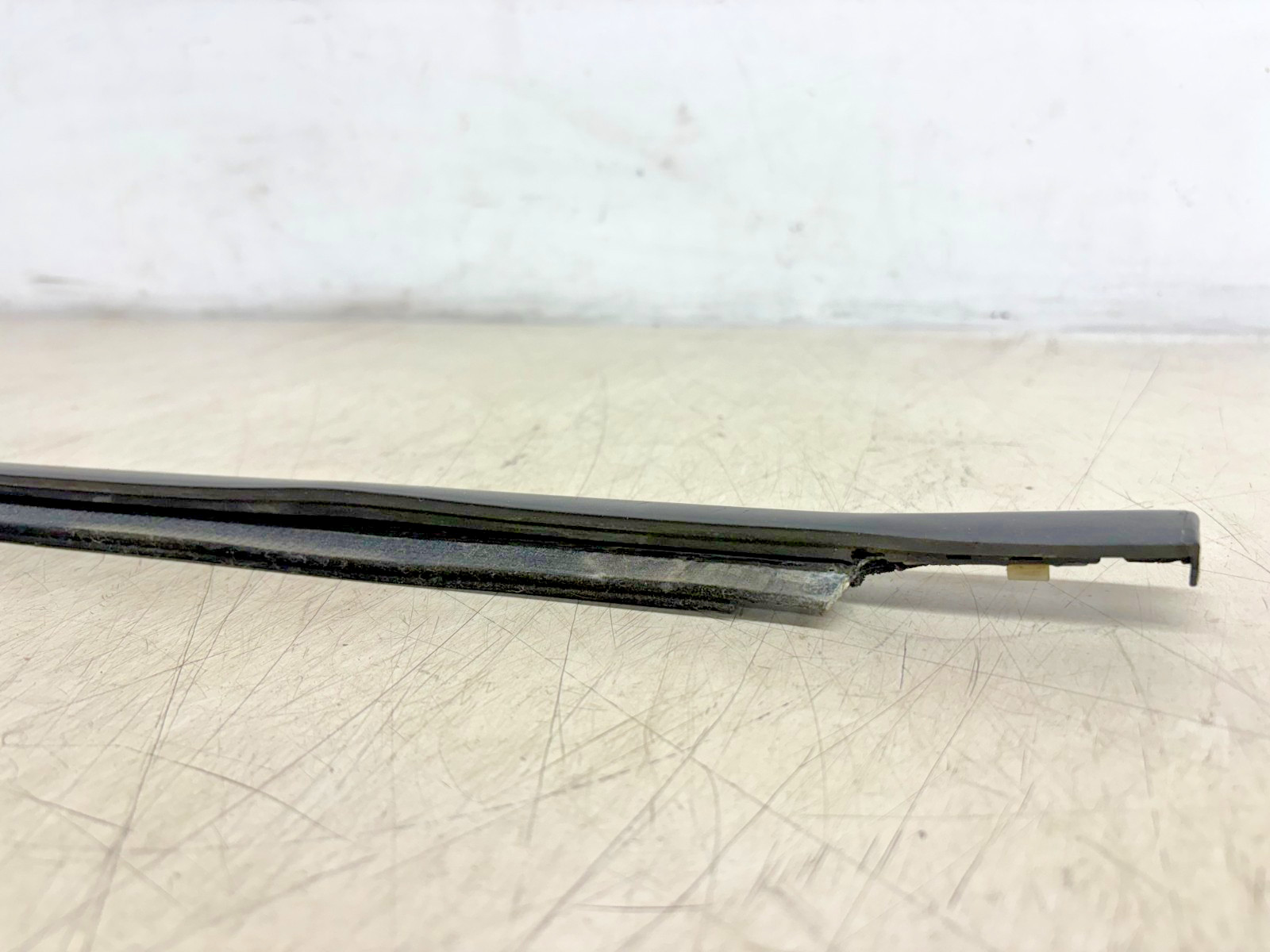 2012 FORD FOCUS LEFT FRONT BLACK DOOR GLASS WEATHER WINDOW STRIP TRIM OEM