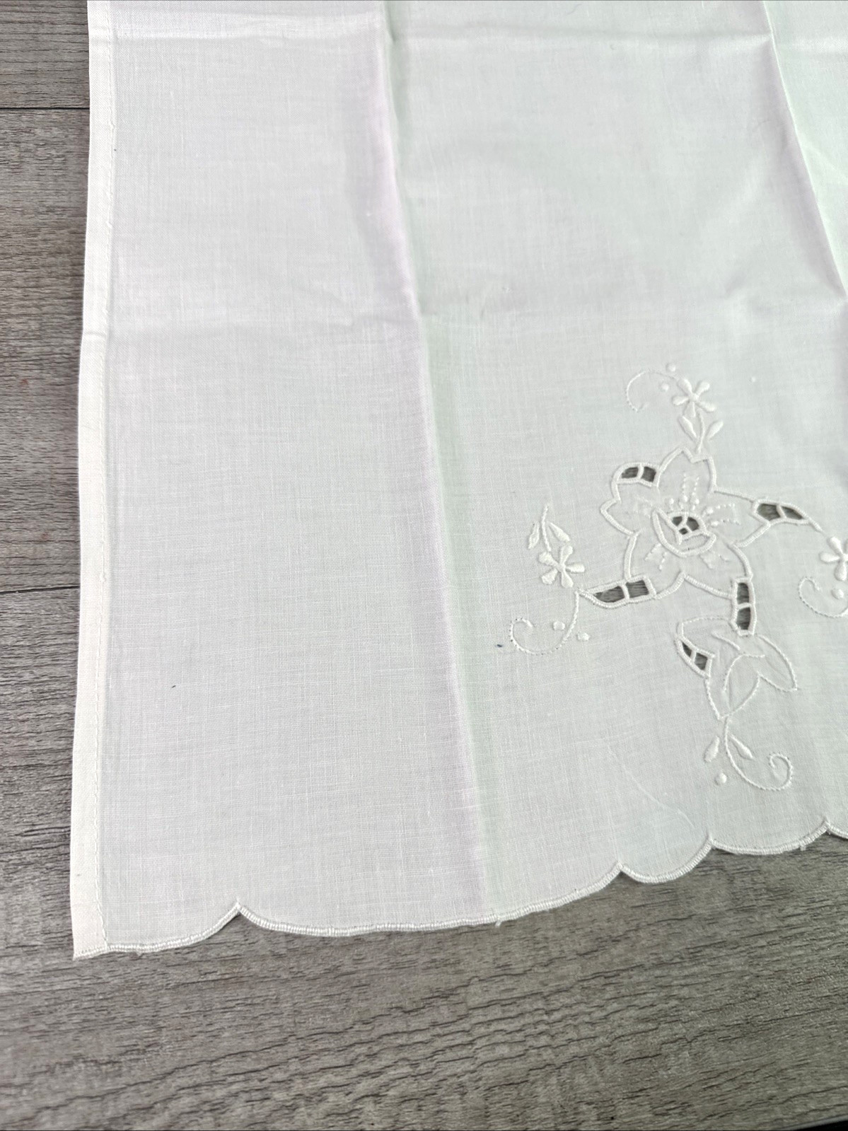 Lot of 4 Unbranded White Embroidered Curtains 1” Rod Pocket Floral 14” X 22”