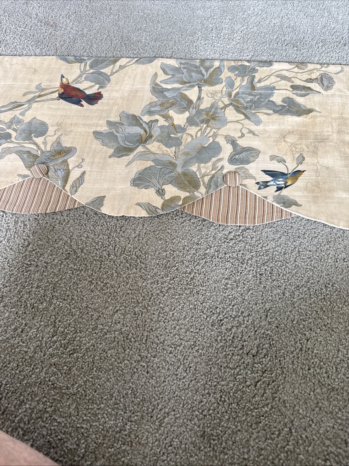 Heritage House Windsong Valance Scallop Buttons Birds 52”X14.5”
