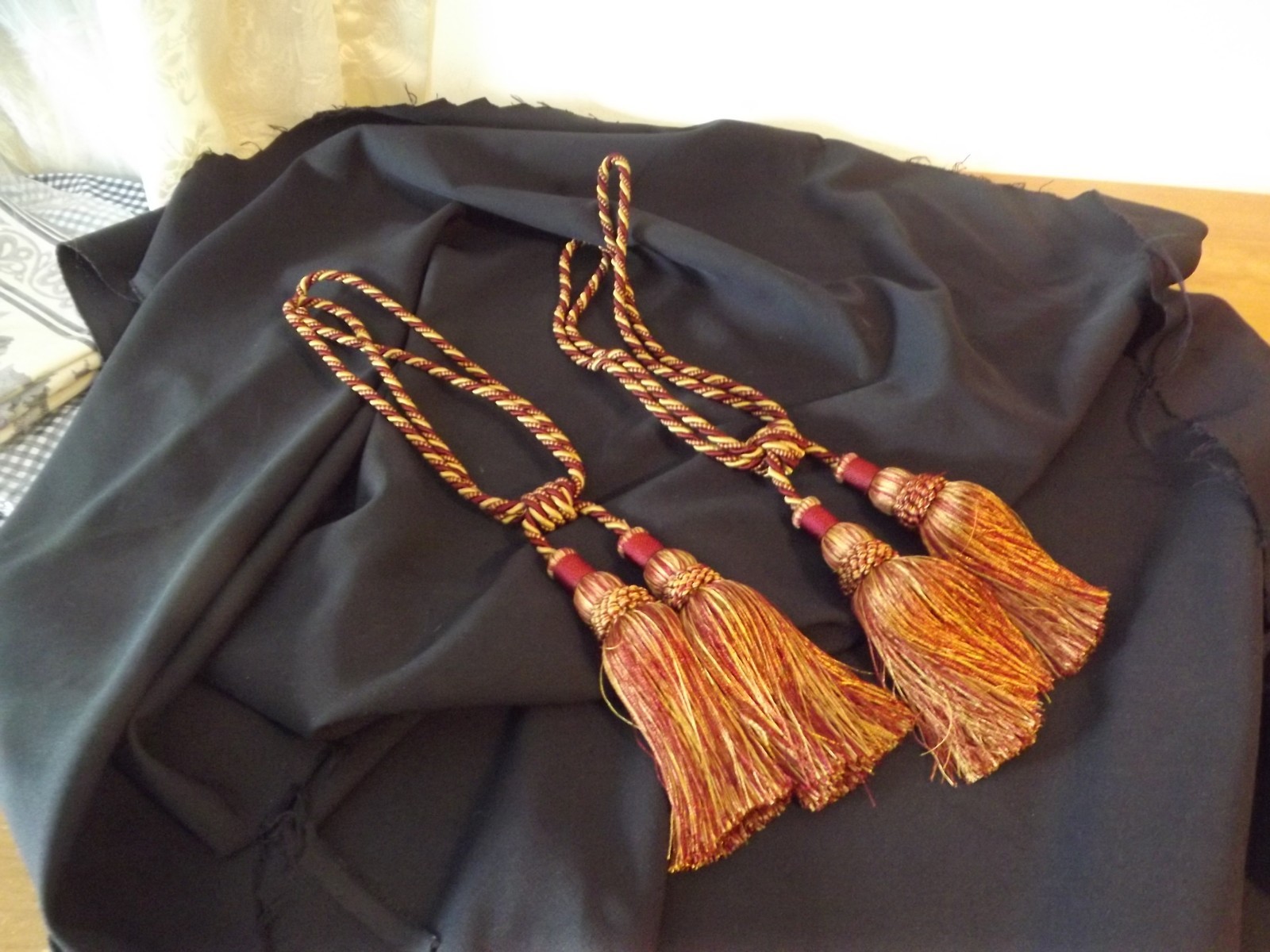 pr tie backs TWISTED ROPE & TASSEL DRAPERY 25″ SPAN (20″ long) BURGANDY & GOLD