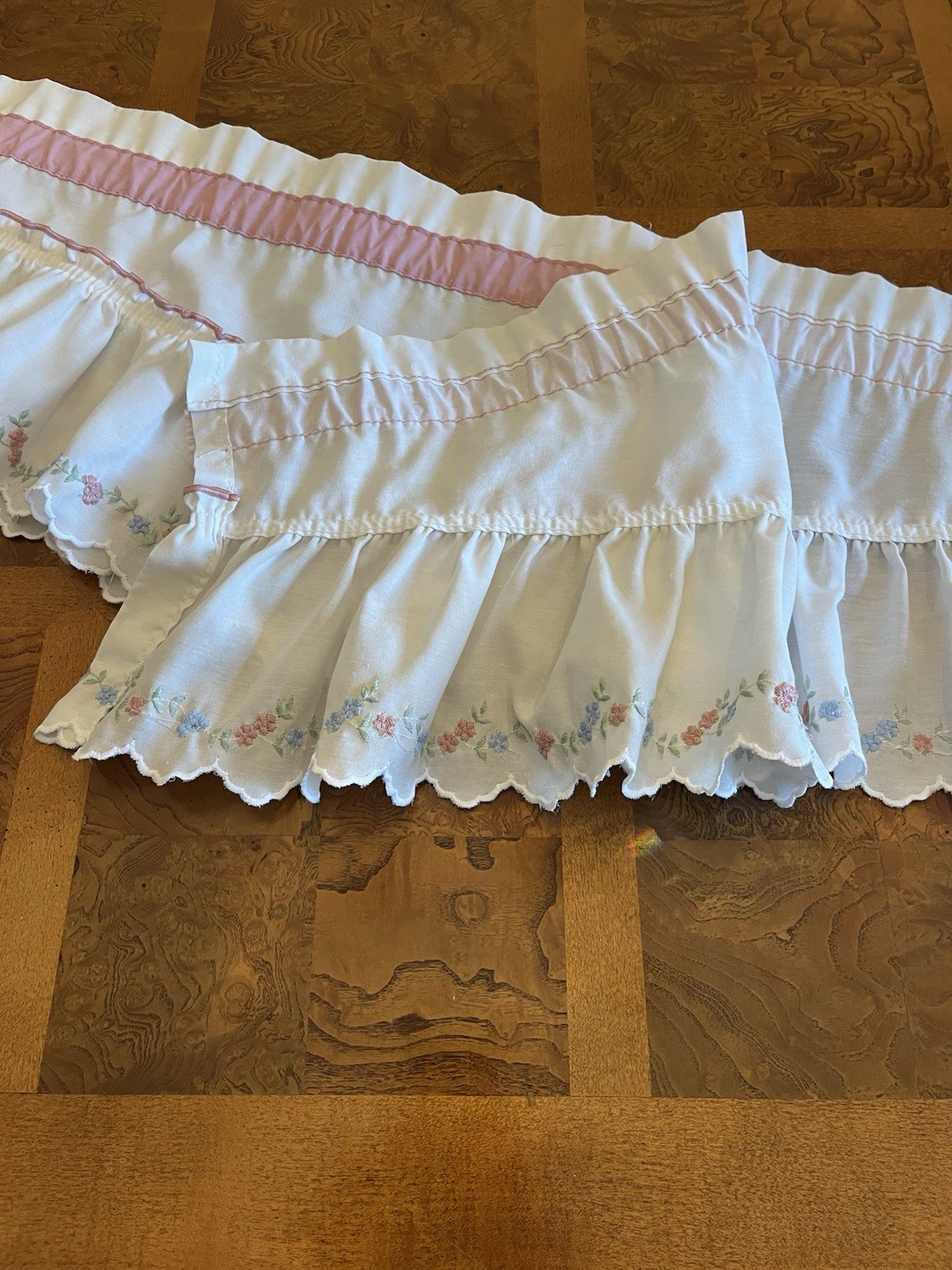 VTG Handmade Embroidered Window Valance Scalloped Edge Floral Cottage Core