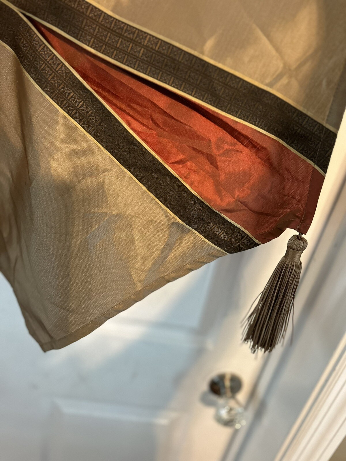 CHRIS MADDEN (1) Tan Rust Brown Valance W Tassels 73”x 20.5” Polyester EUC