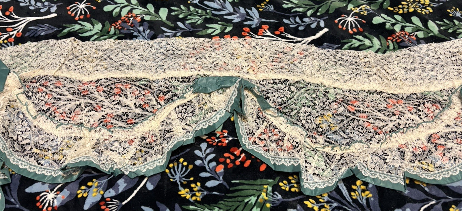 Vtg 1980s Double Crescent Lace Swag LOT of 4 New 80 x 30 Green Satin Lace Bows