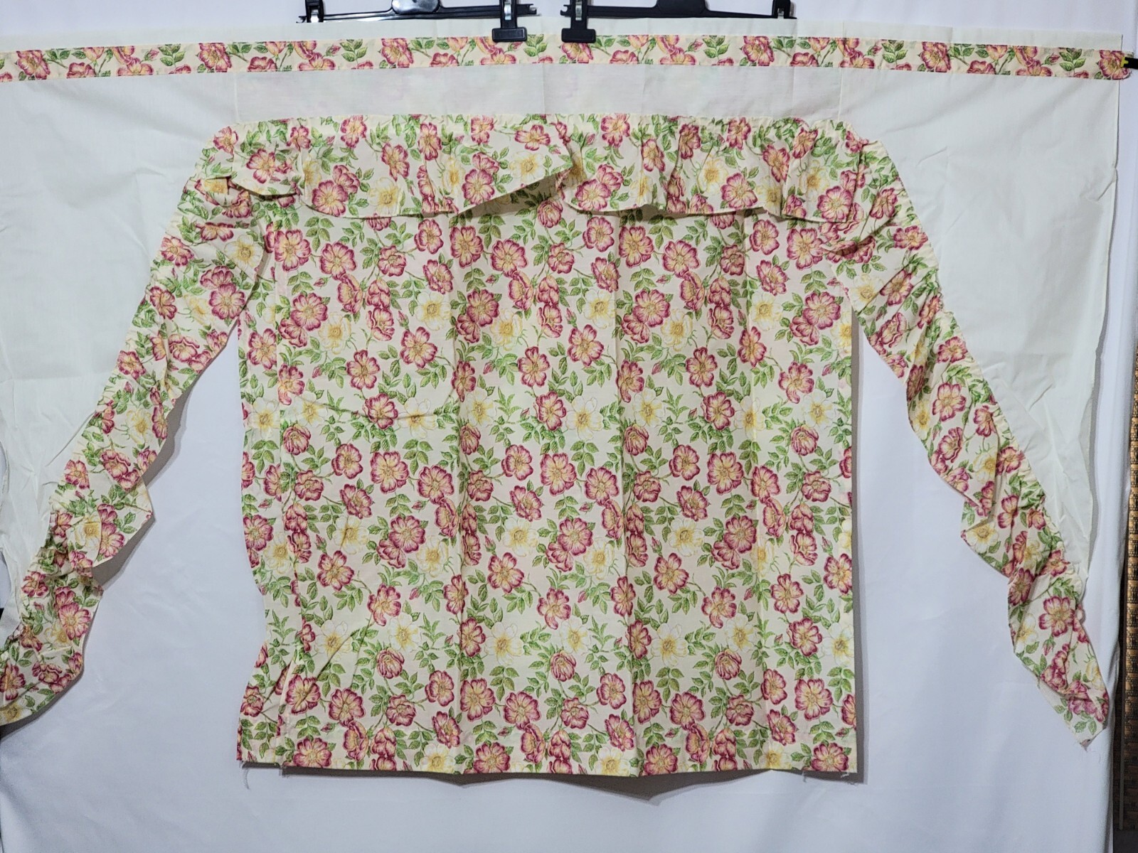 NWOTS VINTAGE 3 PC KITCHEN CURTAIN SET BEIGE FLORAL SWAG 57″WIDE 30×36 CURTAINS