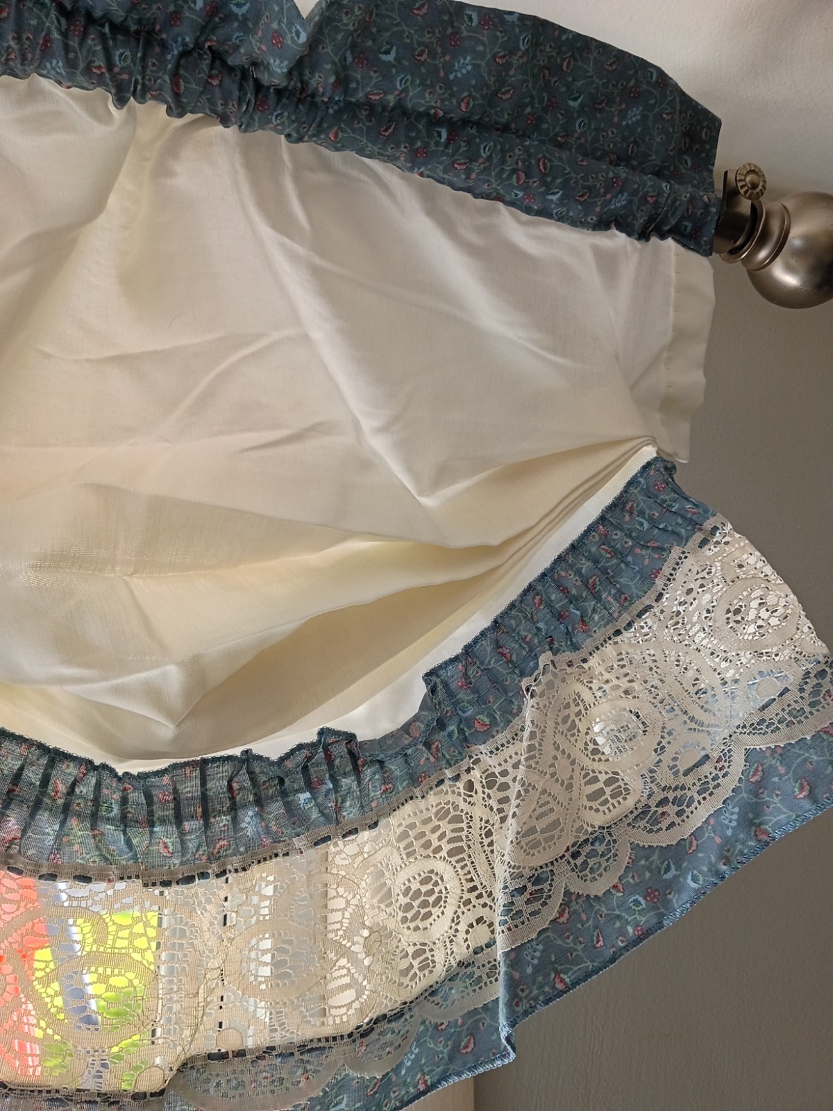 JCPenney Vintage Ivory Window Valance Gathered Blue Floral Lace Cottage Country