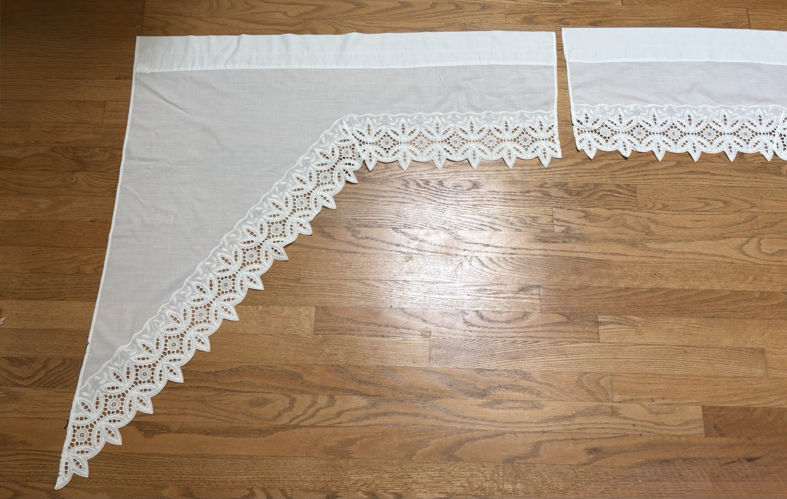 2 Vintage Filigree Eyelet Lace Edged Ivory Cafe Curtain Valences Cottage Country