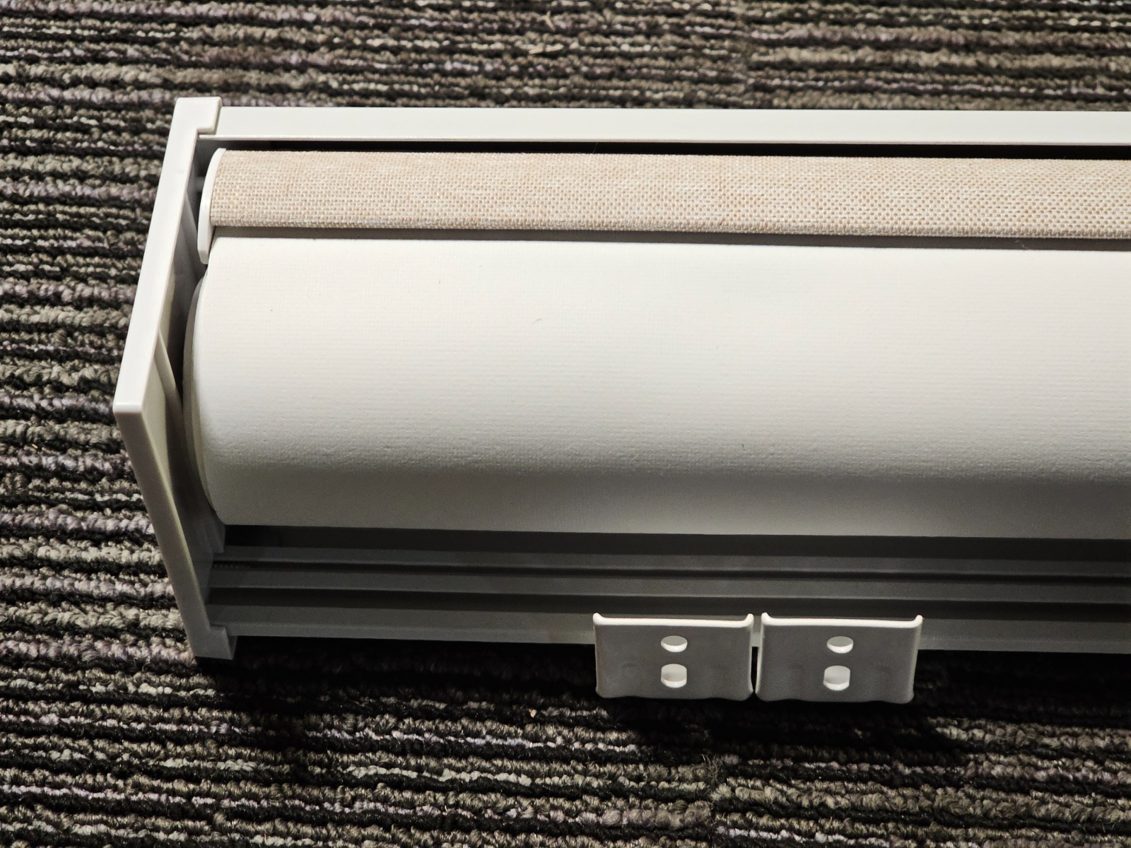 Smartwings 34-3/4″x 70-5/8″ Caramel Motorized Roller Shade 100% Blackout Linen