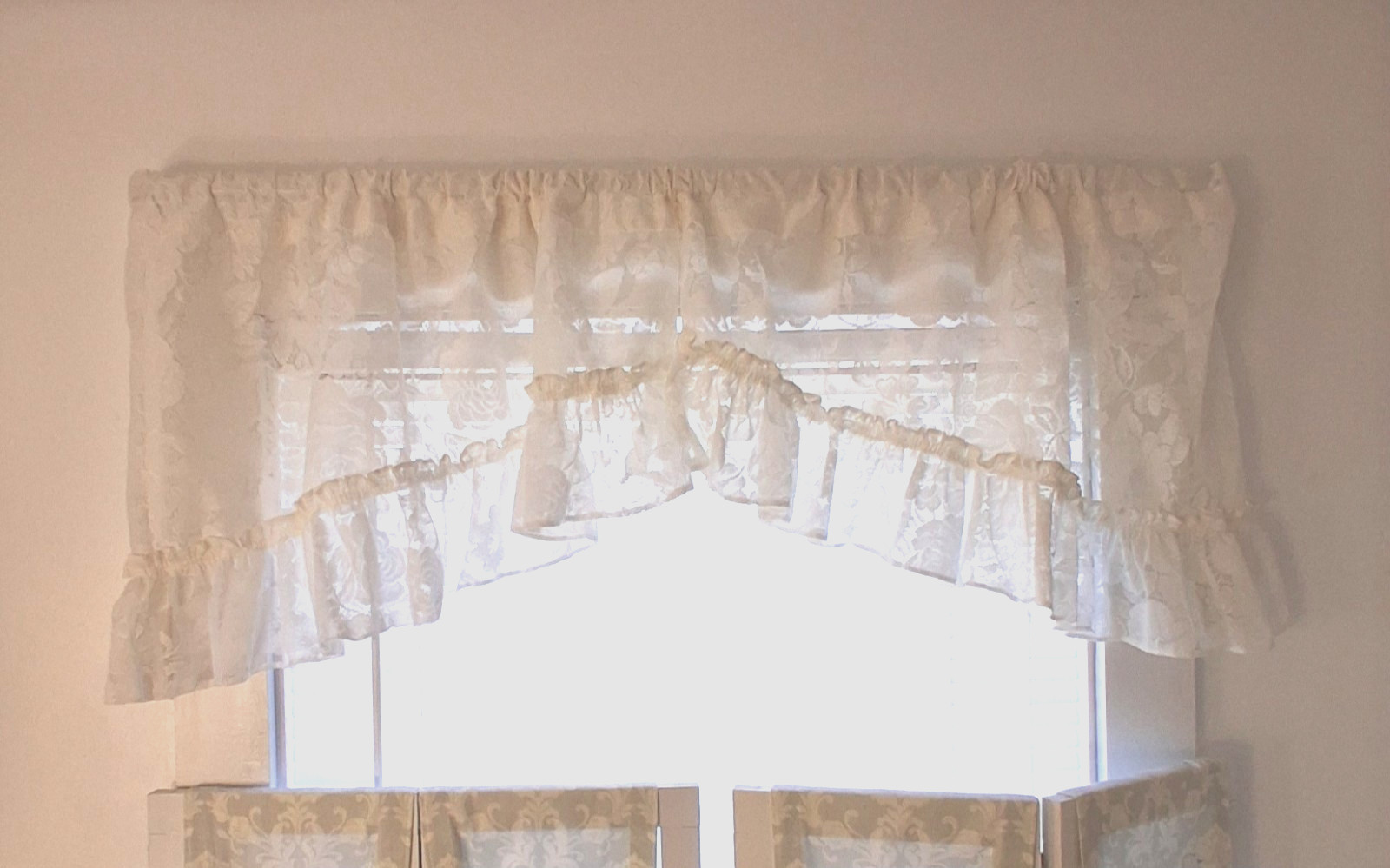 ROSE LACE SCALLOPED 2PC SWAG VALANCE SET Off White EUC 33 x 19 each Side