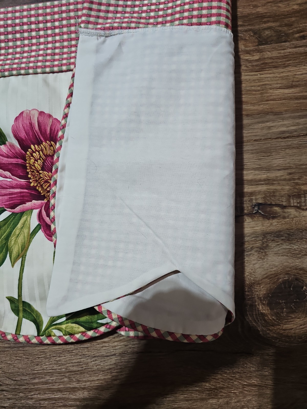 Country Curtains Peony Floral Window Valance Pink Gingham Scalloped 3″ Rod Pocke