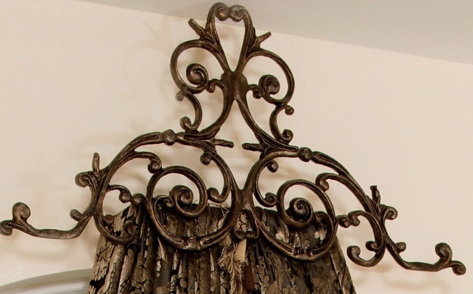 Scroll Arch Window treatment crown Off White Crackle paint Aluminum See Pics 29”