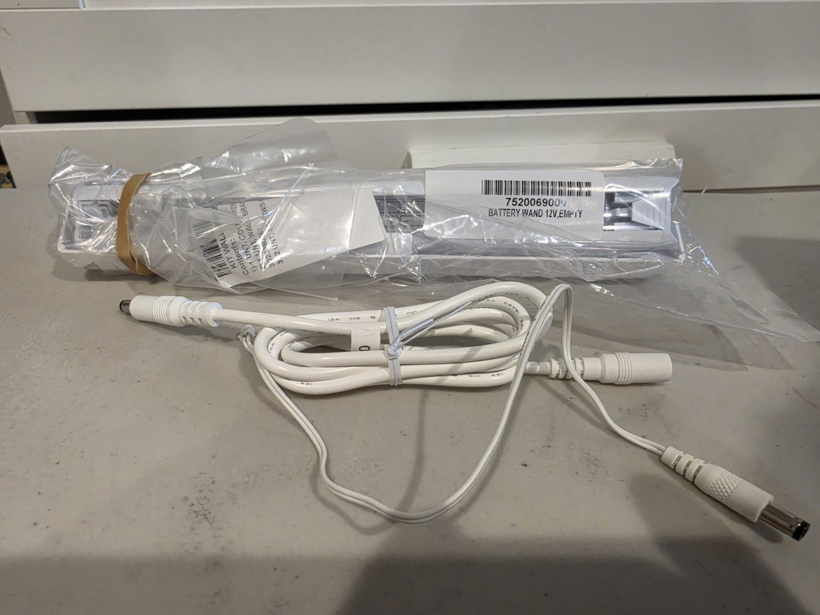 New Hunter Douglas AA Battery Wand 12V, wall bracket & battery cover kit & cord
