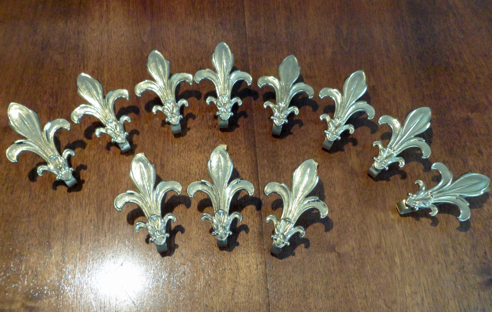 EHI LOT OF 11 VTG GORGEOUS SOLID BRASS FLEUR DE LIS DRAPERY CURTAIN HOLDBACKS