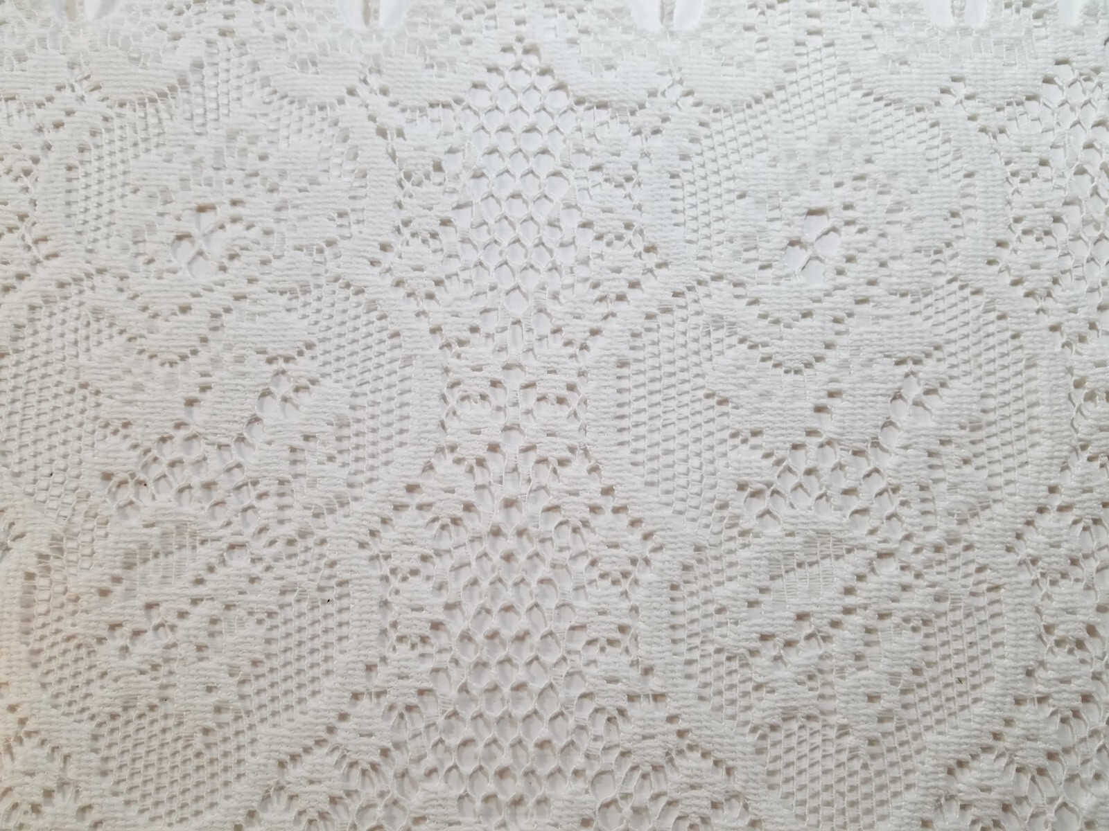 Unbranded FLOWERS VALANCE 60×14.5″ white Rod Pocket Scallop Edge