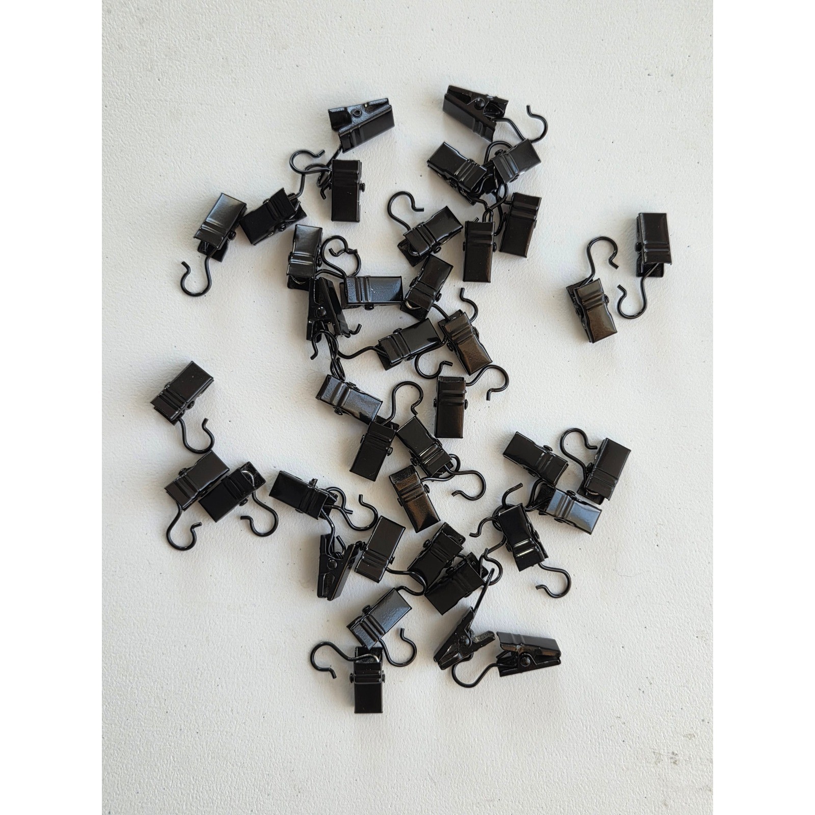 Lot of 39 Black Metal Curtain Clips With Hooks 1 3/8″
