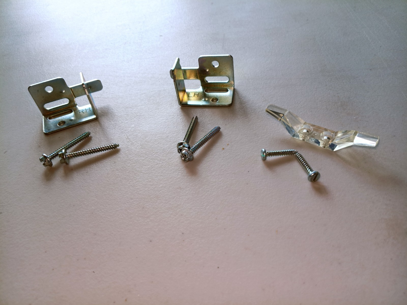 Vtg Kirsch Medallion mini blinds mounting brackets w screws & safety cleat. 512