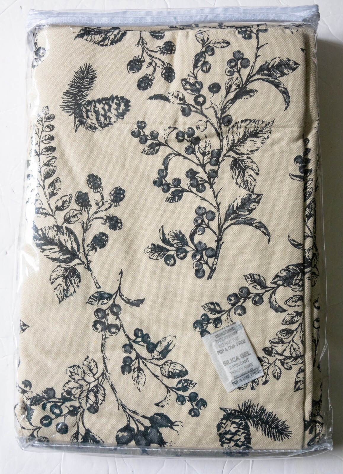 Plow & Hearth Insulated Single Curtain Panel Black & White, 72″ x 42″ – New!