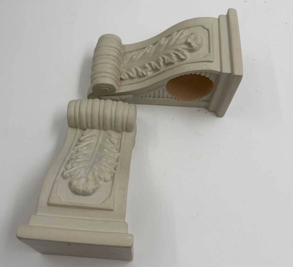 Pair Of Corbels Unbranded Off White Acanthus Leaf Design Preowned Good Condition