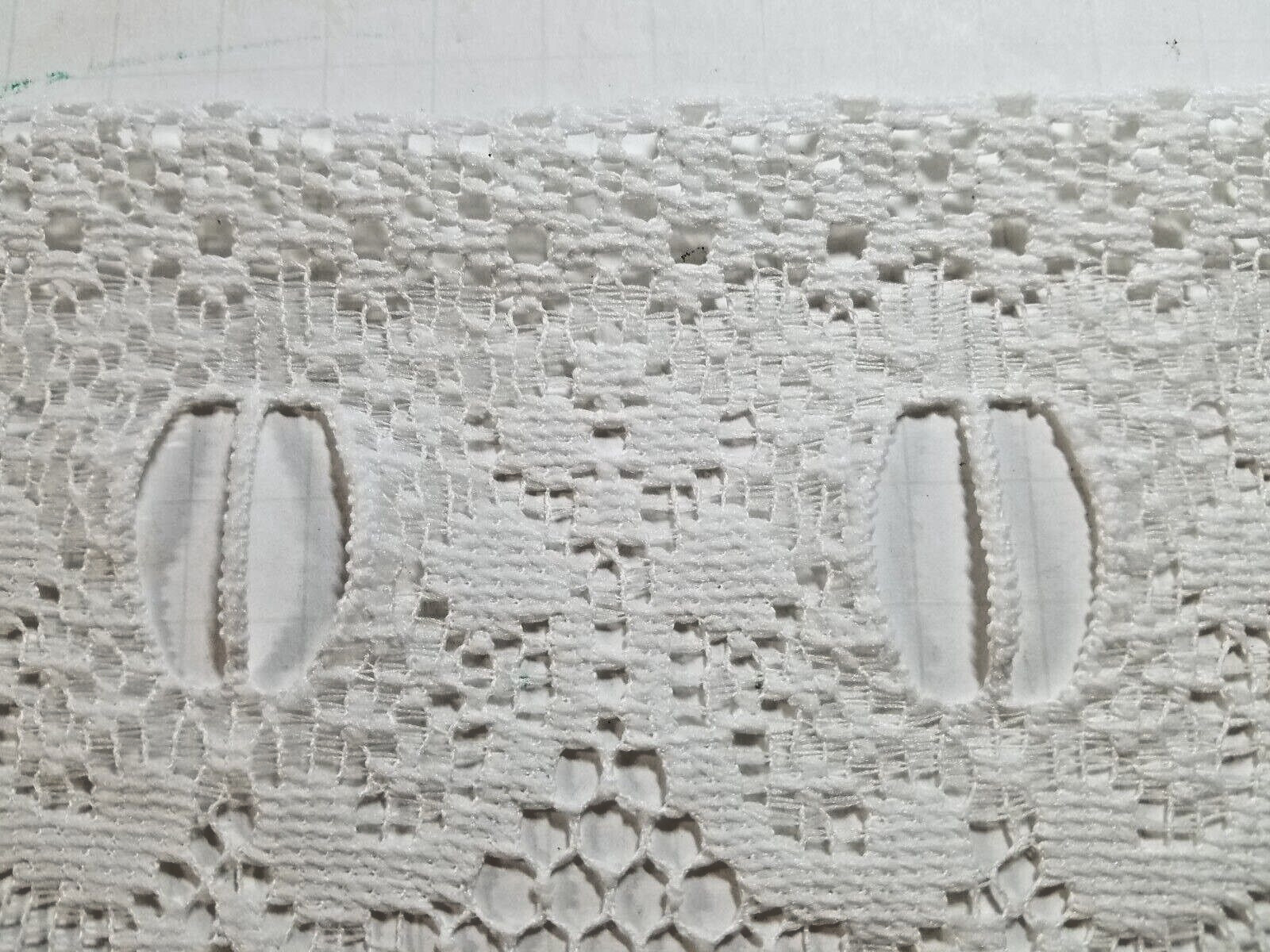 Unbranded FLOWERS VALANCE 60×14.5″ white Rod Pocket Scallop Edge