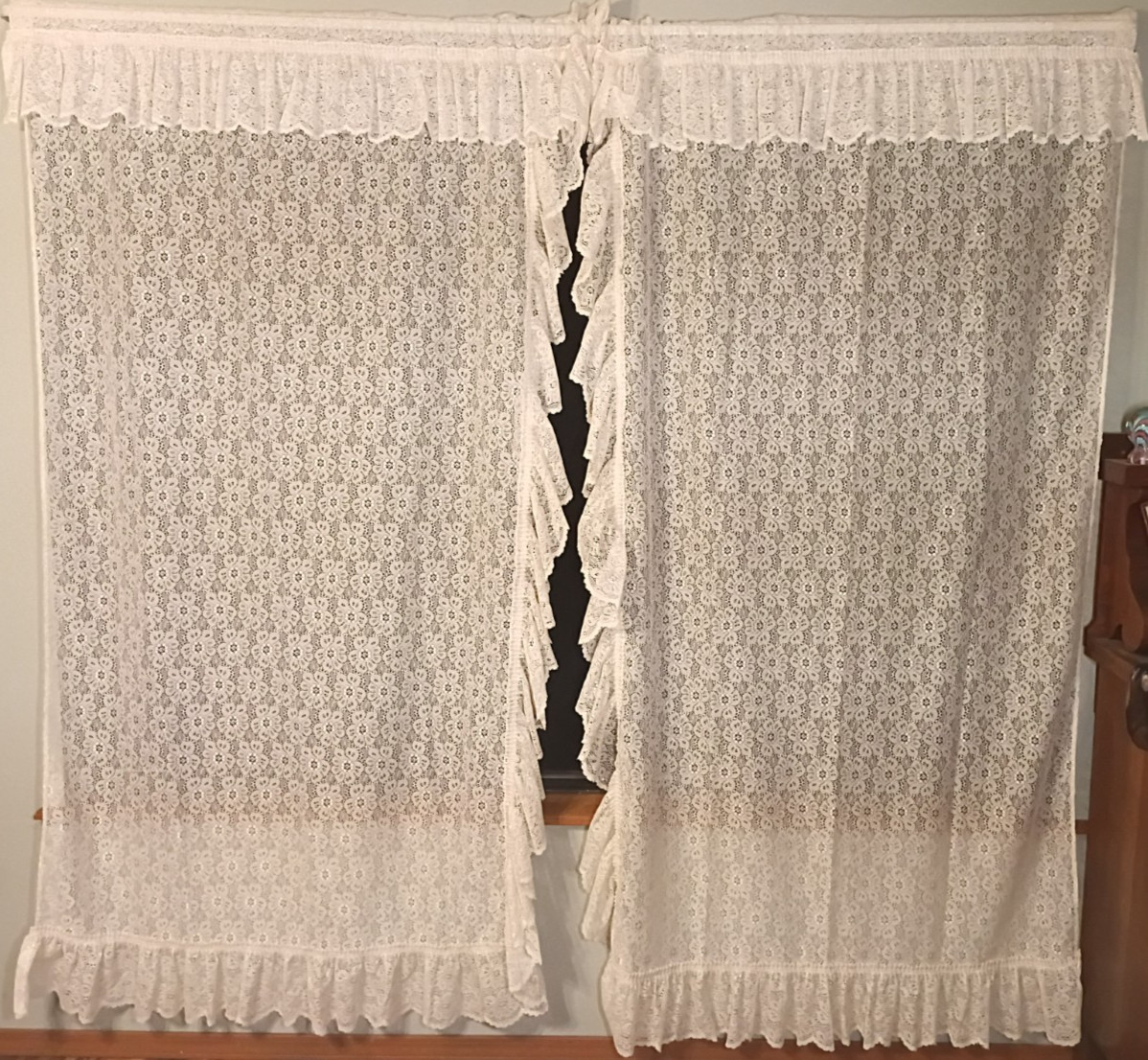 2 Cream Lace Curtain Panels Ruffles w/tiebacks 81″ x 40″