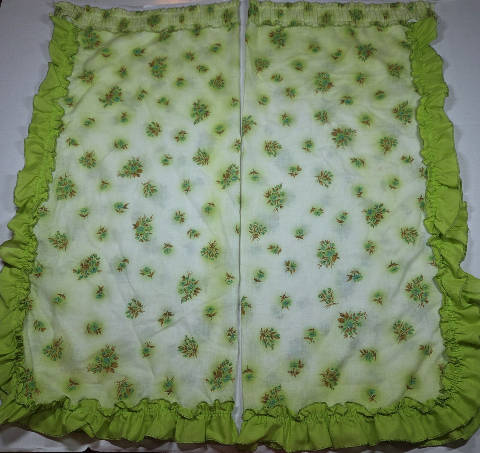 Vintage Ruffled Floral 2 Curtain Panels Green/White 32 x 35 in Rod Pocket