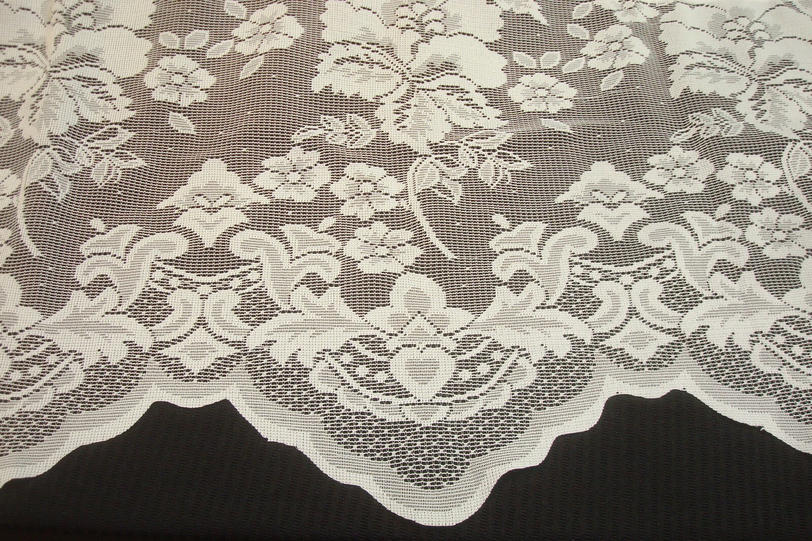 ONE LACE Roses VALANCE Scalloped bottom White polyester 60″ x 17″ long