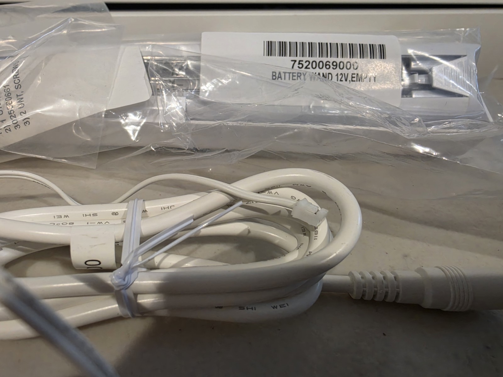 New Hunter Douglas AA Battery Wand 12V, wall bracket & battery cover kit & cord