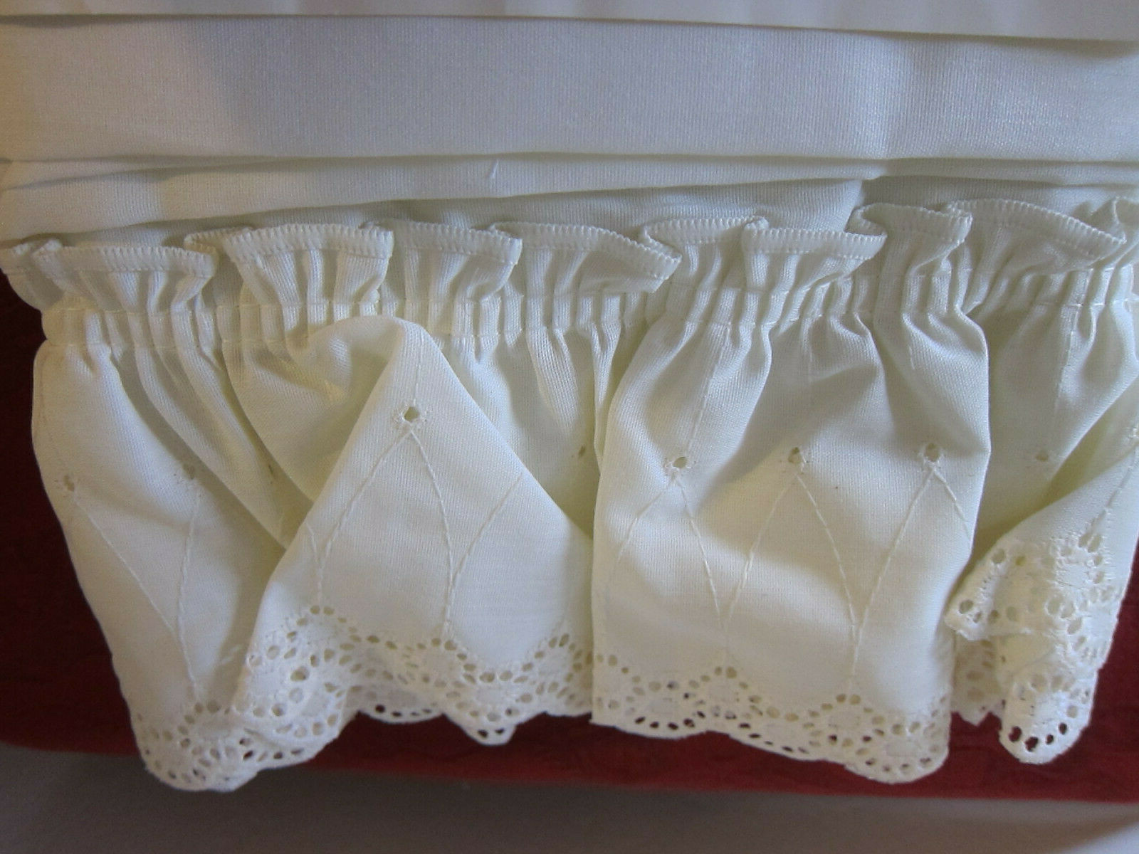 QUEEN ANNE LACE VALANCE, PAMELA, MERVYN’S GALLERIA 80″ X 16″, NEW IN PACKAGE