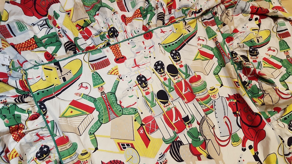Kids Twin Ruffled Bedspread / vintage fabric Christmas theme / 35in x72in x 20in
