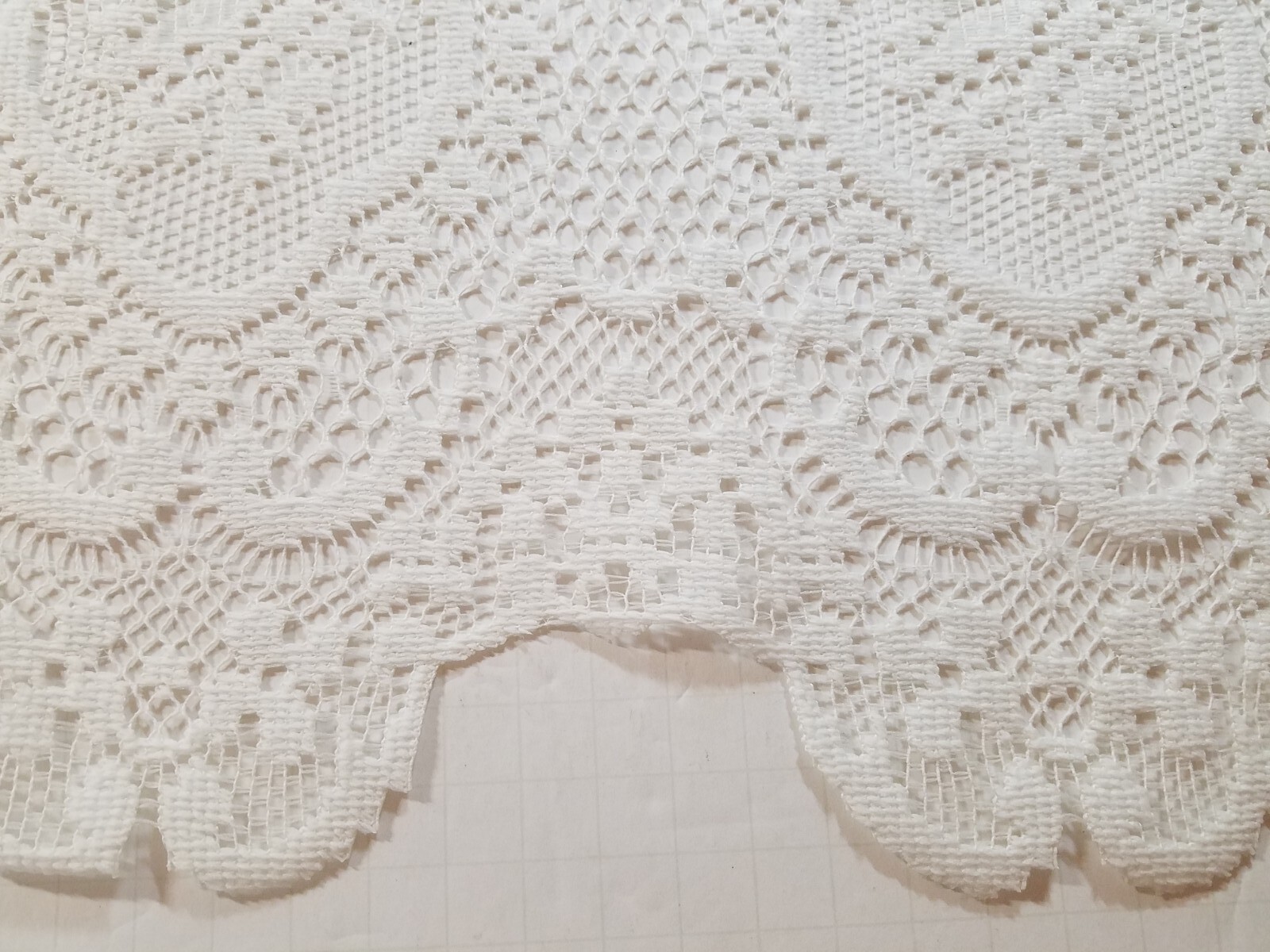 Unbranded FLOWERS VALANCE 60×14.5″ white Rod Pocket Scallop Edge