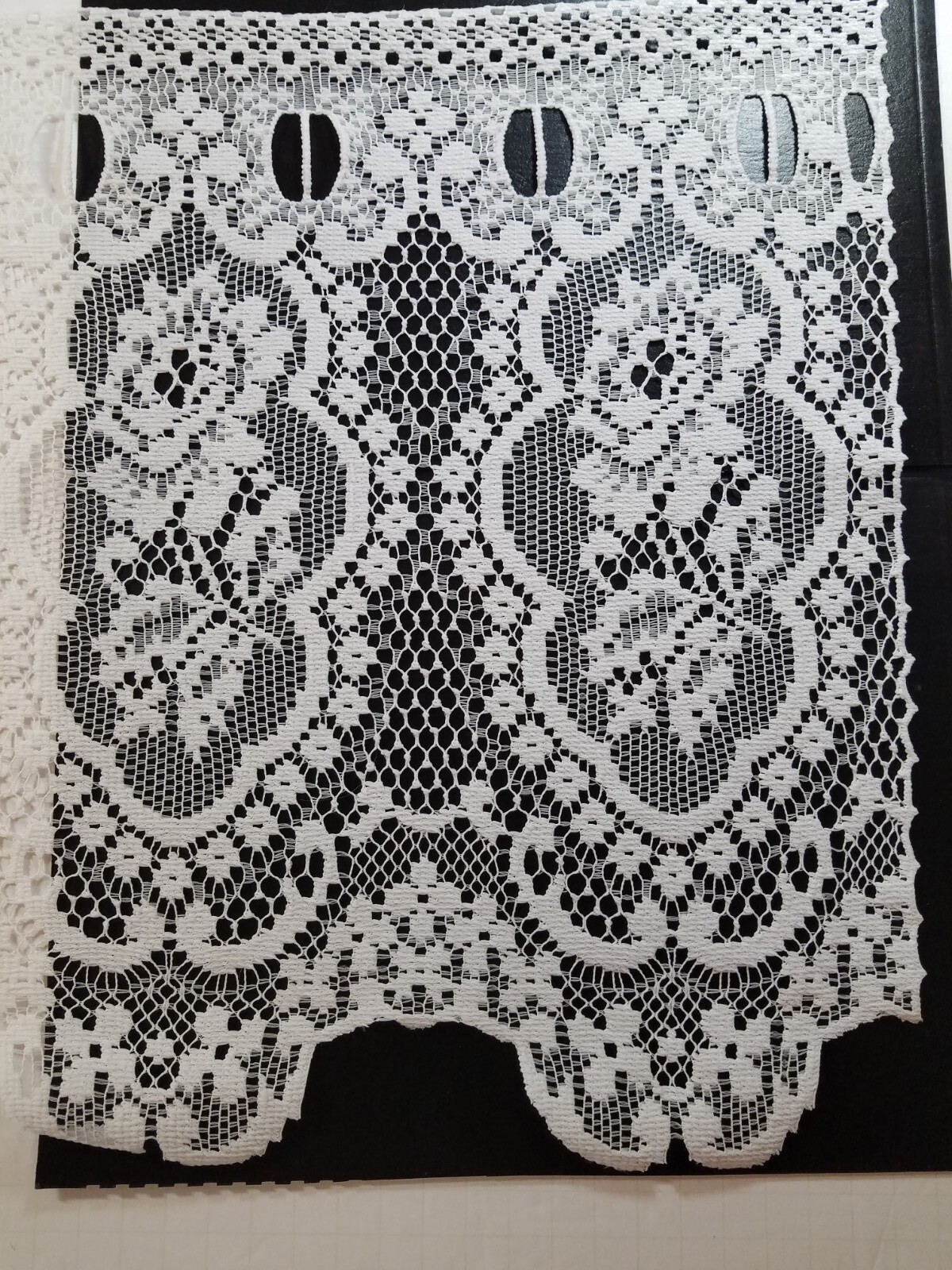 Unbranded FLOWERS VALANCE 60×14.5″ white Rod Pocket Scallop Edge