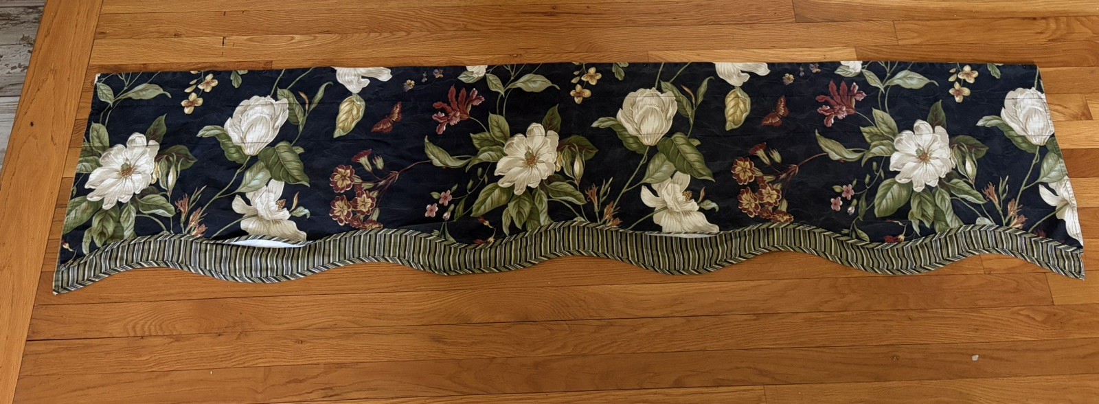 1 Waverly Williamsburg Magnolia Dogwood Black Floral Stripe 78×18”