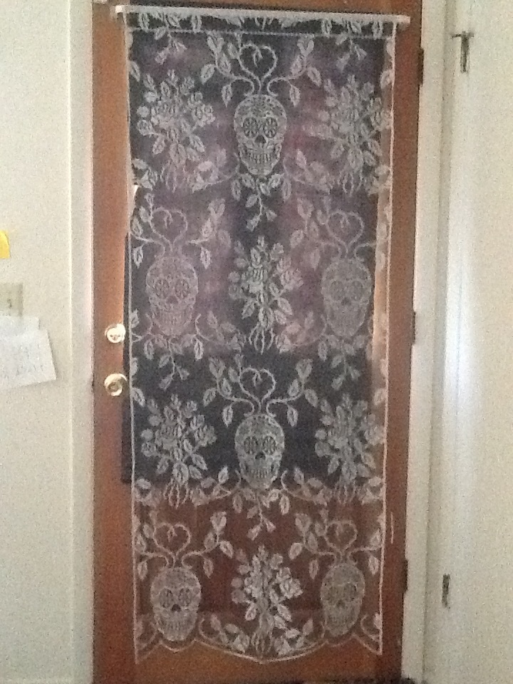 HERITAGE LACE SILVER & BLACK HALLOWEEN SKULL AND ROSES DOOR/CURTAIN PANEL A7