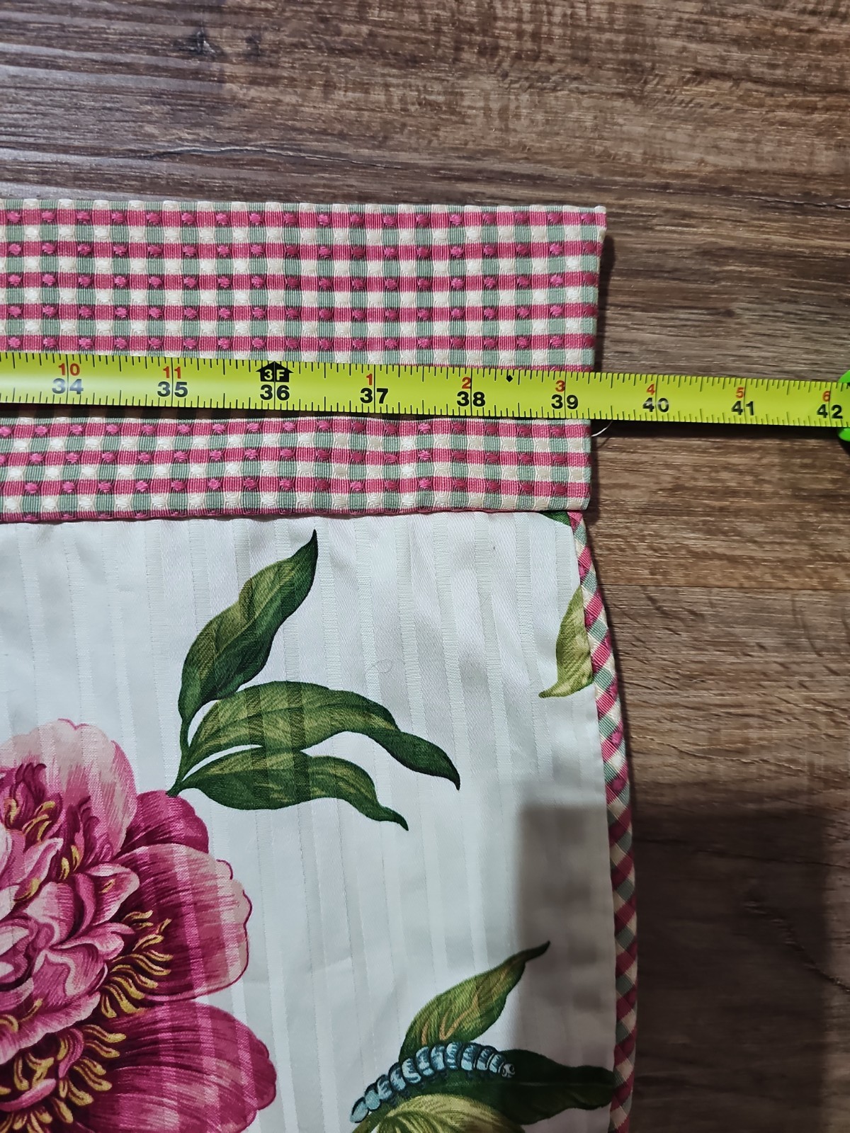 Country Curtains Peony Floral Window Valance Pink Gingham Scalloped 3″ Rod Pocke
