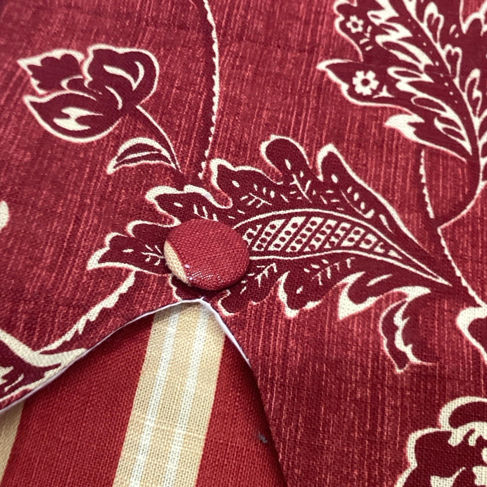 NEW Waverly Williamsburg Deep Ruby Tiered Scalloped Valance Red Gold 52 x 18
