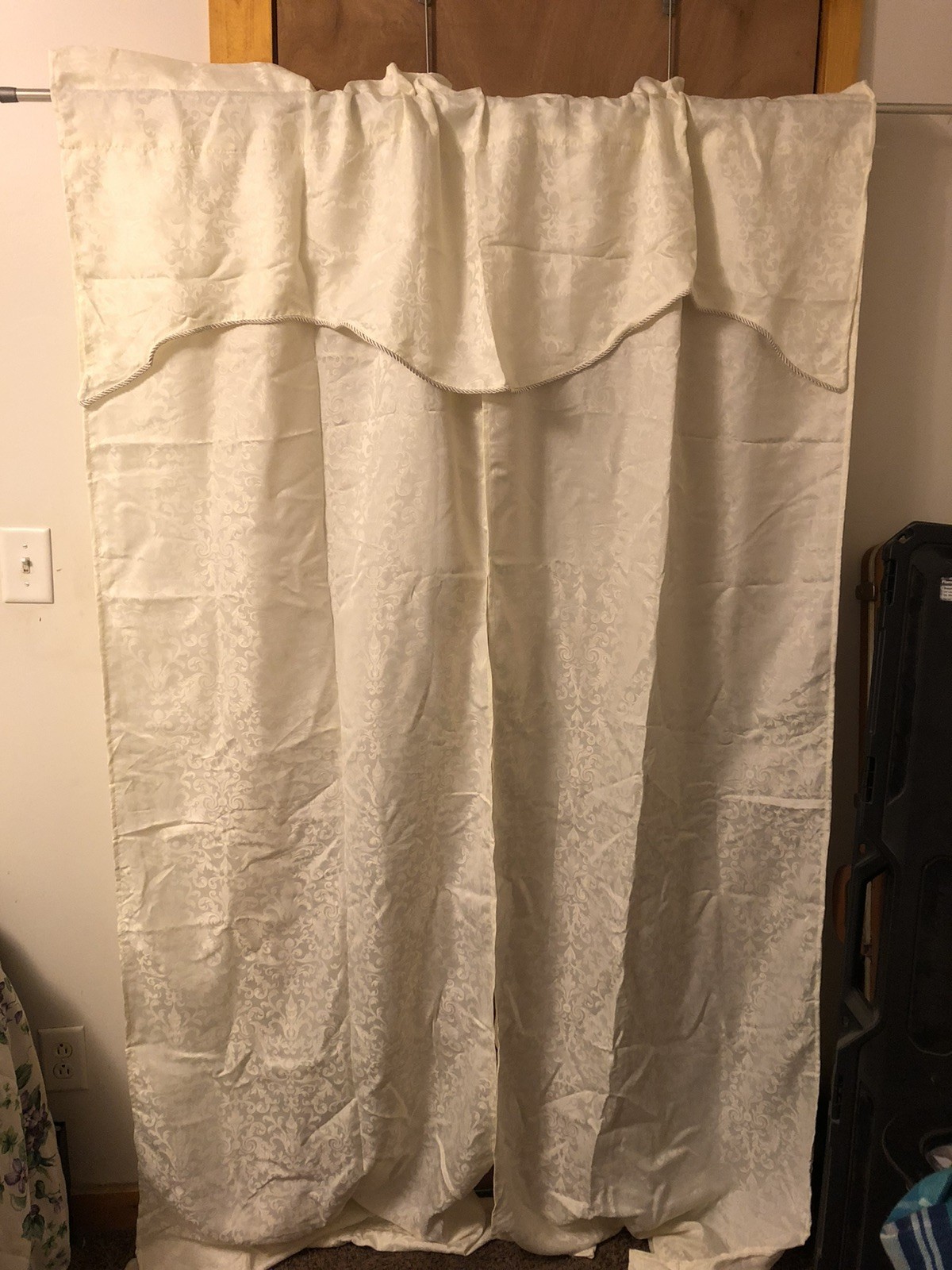 BETTER HOMES AND GARDENS DAMASK SCROLL CREAM MIST 84” LENGTH 5 PEICE WINDOW SET