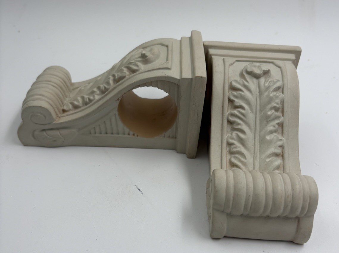 Pair Of Corbels Unbranded Off White Acanthus Leaf Design Preowned Good Condition