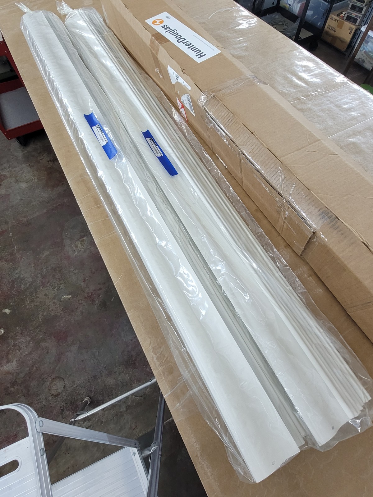 40 Hunter Douglas Cadence Vertical Blind Curved Vanes Slats 77.5″ Long Lot NEW