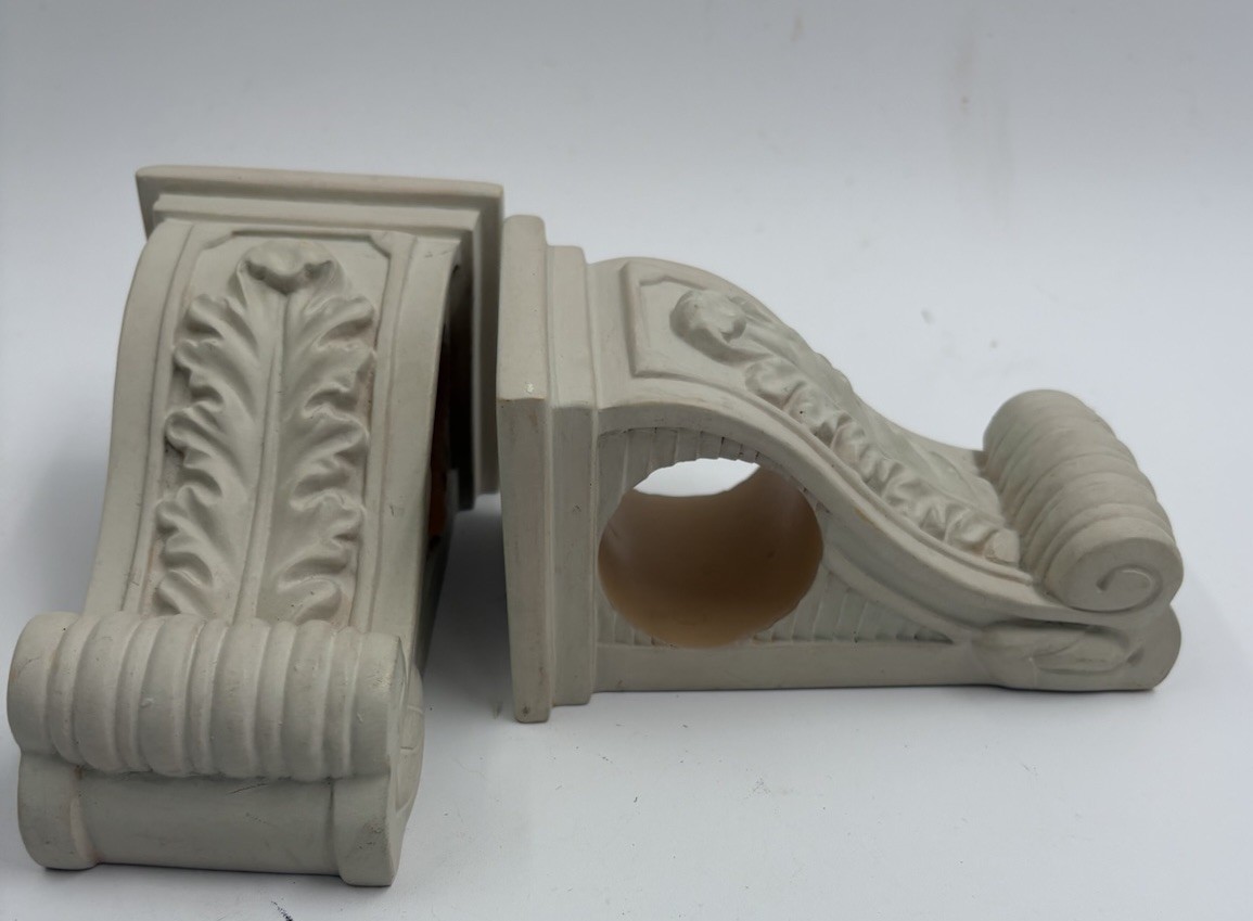 Pair Of Corbels Unbranded Off White Acanthus Leaf Design Preowned Good Condition
