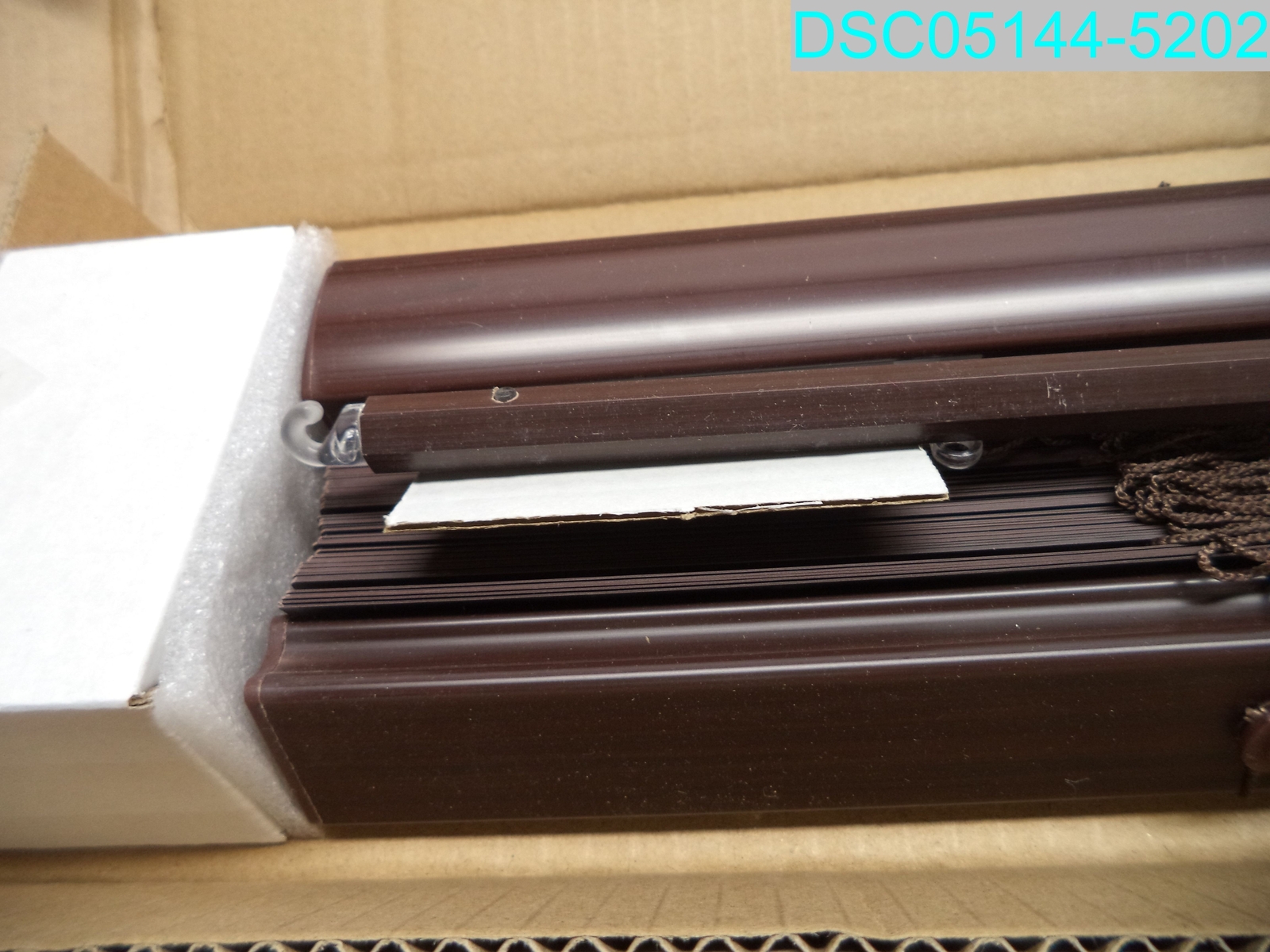 04MP3200600 CALYX INTERIORS Vinyl Mini Blinds Cordless 1″ Slat 20″ W x 60″ H