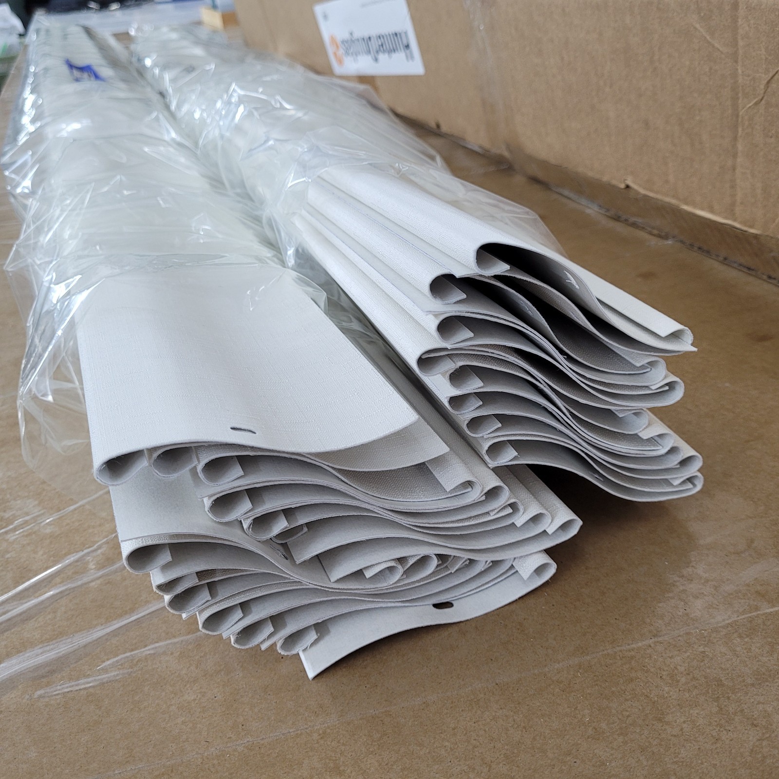40 Hunter Douglas Cadence Vertical Blind Curved Vanes Slats 77.5″ Long Lot NEW