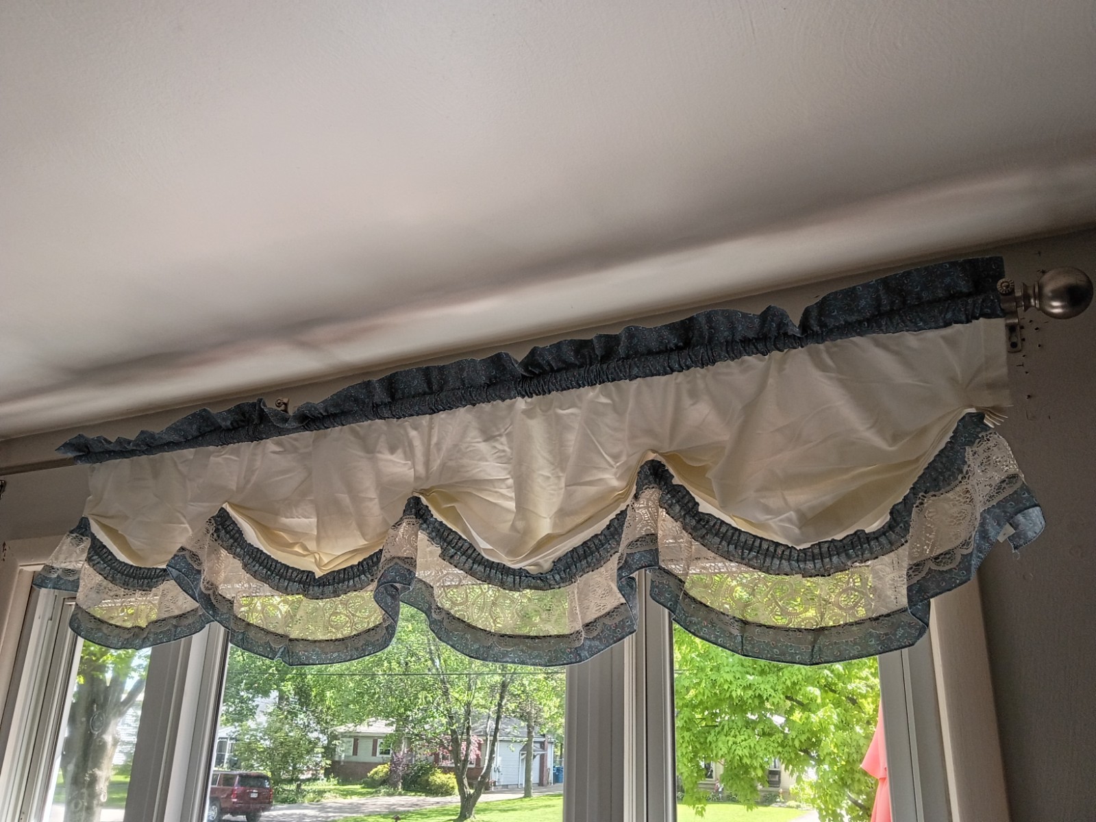 JCPenney Vintage Ivory Window Valance Gathered Blue Floral Lace Cottage Country