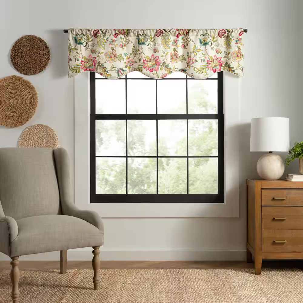 Brissac 17 In. L Polyetser Lined Scallop Valance in Red/Pink