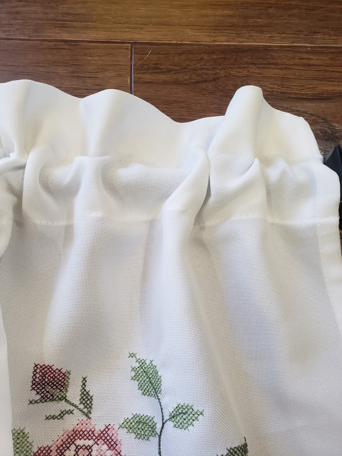 Vintage Embroidered Rose Floral White Window Valance Crochet Edge CottageCore
