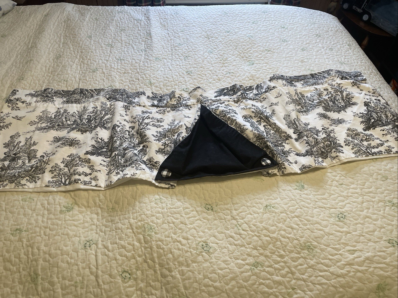 Valance French Country Toile Life 52”x 15 Black & White