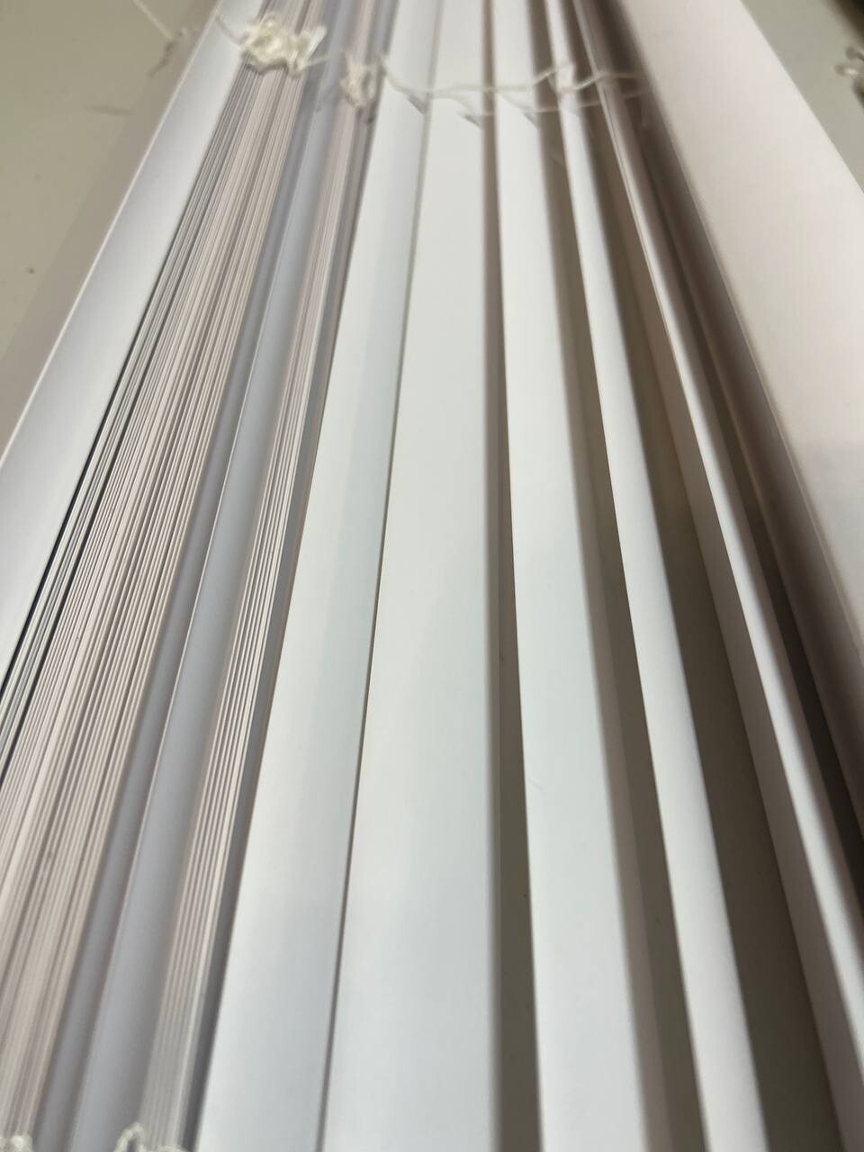 LOTUS & WINDOWARE Cordless 1″ Vinyl Mini Blind 24″ Wide x 64″ Long, White Blanco