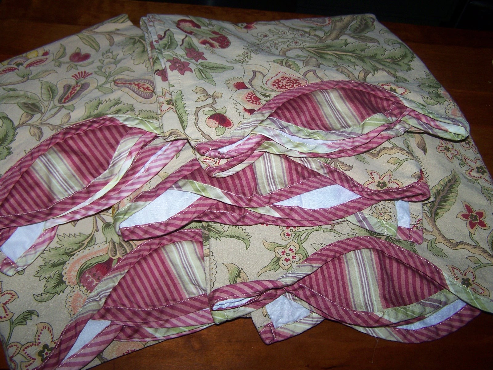 WAVERLY IMPERIAL DRESS ANTIQUE VALANCE 48″ W X 18″ Lined Scallop edge